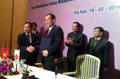 Ông Nguyễn Quang Mạnh – Trưởng ban quản lý đường sắt đô thị Hà Nội và ông Yoshimitsu Oku – Chủ tịch HĐQT công ty Tokyo Metro tại lễ ký kết biên bản ghi nhớ hợp tác.