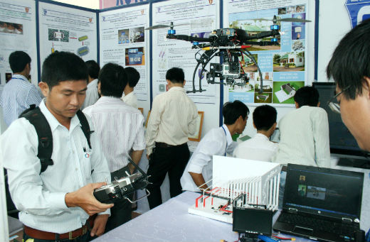 Khách hàng tham quan tại gian hàng trưng bày Thiết bị ứng dụng máy bay RC – Quadrotor 
